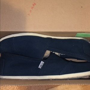 Men’s size 10 Navy Toms